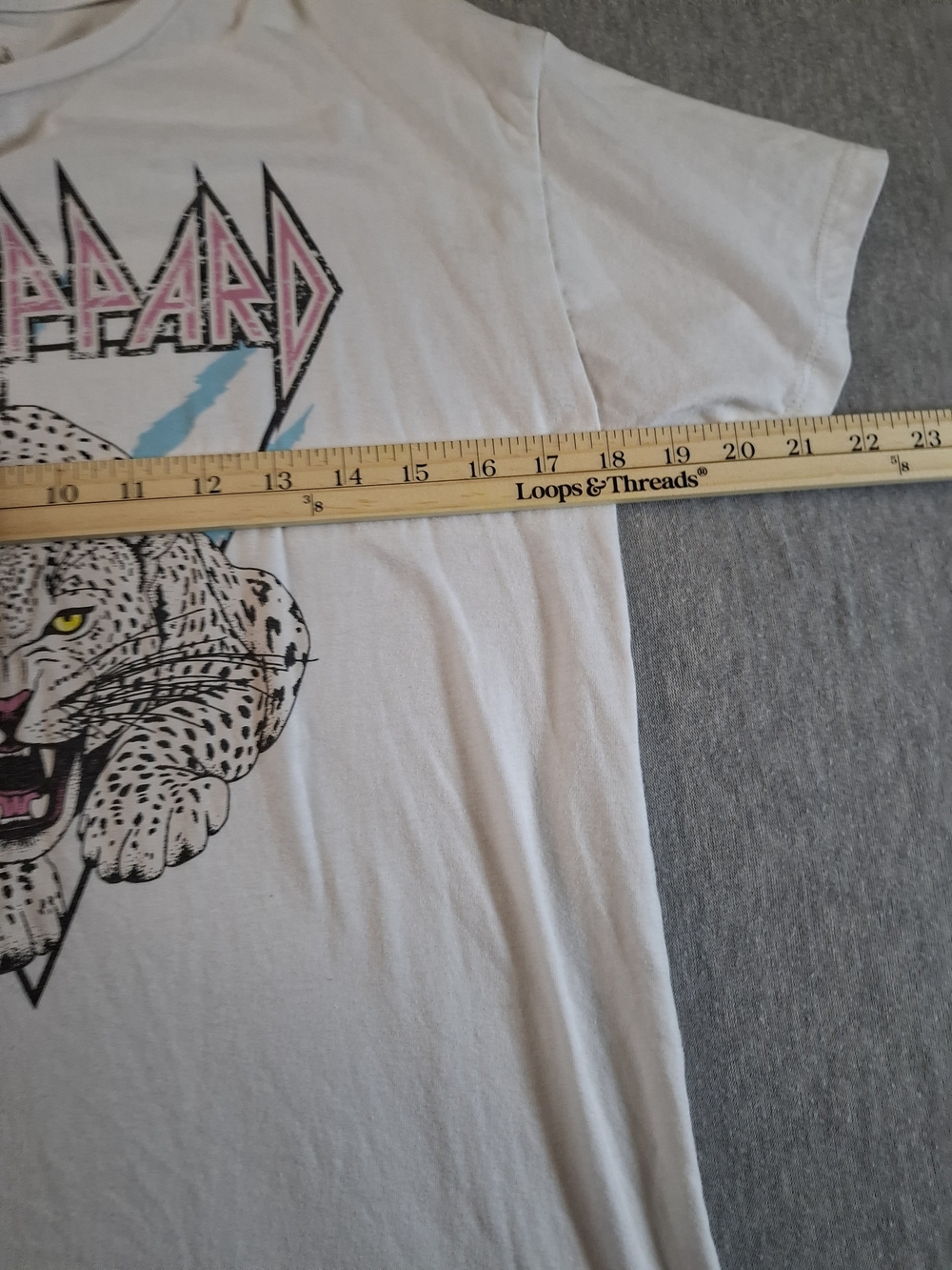 Def Leppard Womens Size XXL Graphic Short Sleeve Tee - Picture 3 of 8